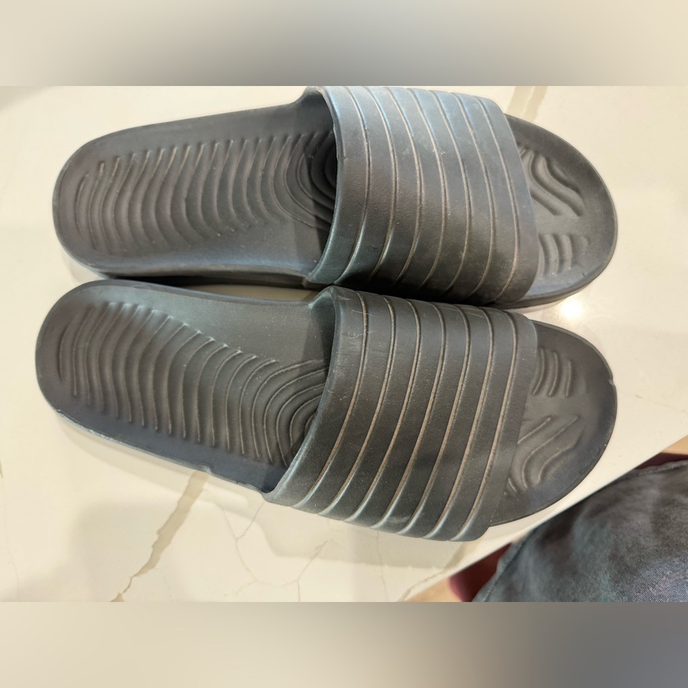 Black men’s slides sz 12